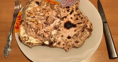 пресная лепёшка с курицей и грецким орехом