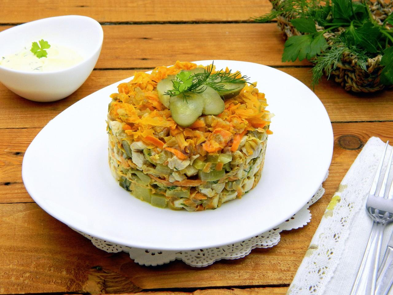 Салат обжорка с курицей и солеными огурцами рецепт с фото пошагово классический