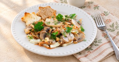 Салат с жареными шампиньонами яйцом морковью и луком