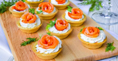 Тарталетки с семгой и сыром