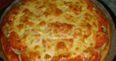 Пицца с копченой колбасой, помидорами, грибами и орегано