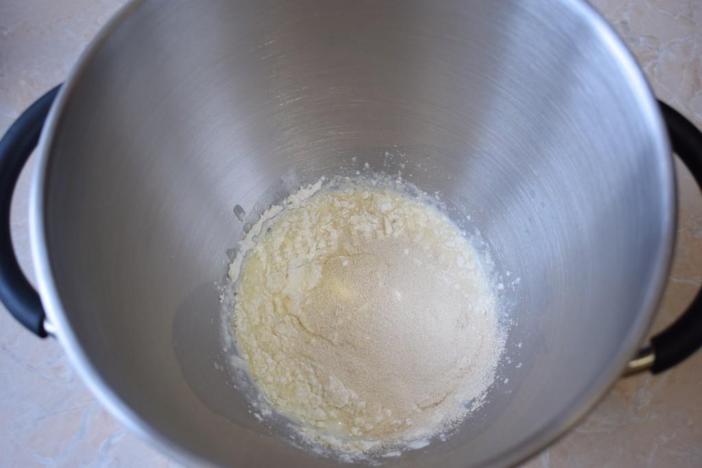 Тесто для пирожков в планетарном миксере с сухими дрожжами на молоке. Белые шарики из кислого молока как называется. Тесто на воде с сухими дрожжами рецепт фото пошагово без видео.