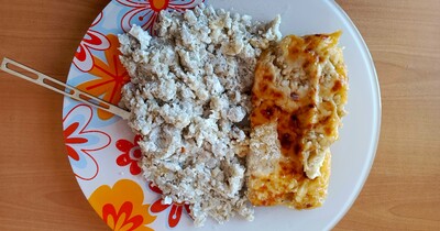 курица под яблоком и перловка с яйцом