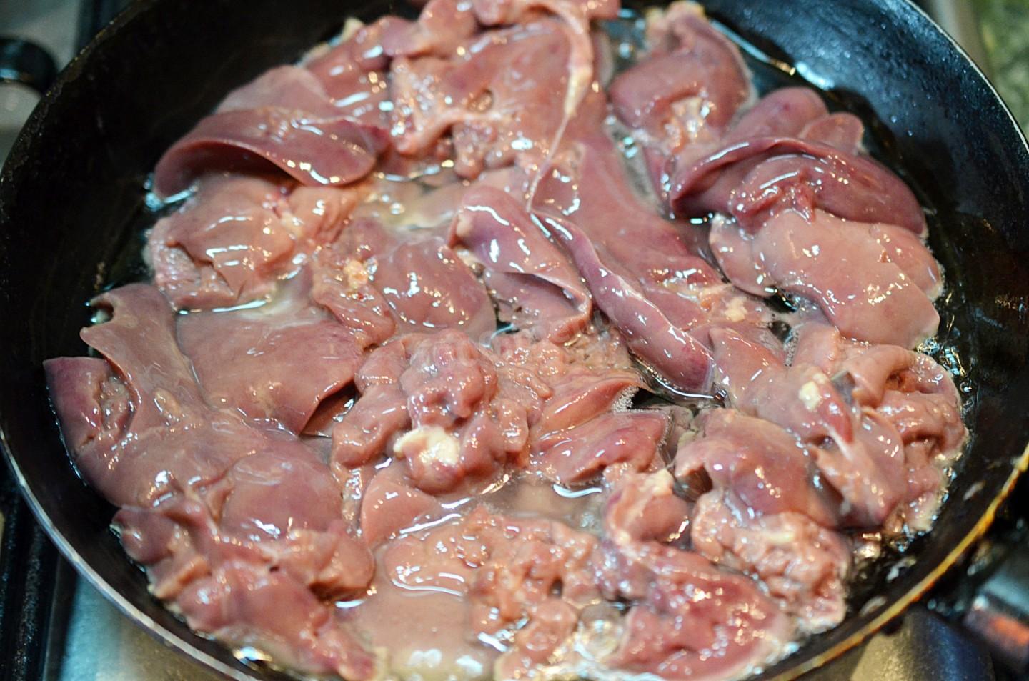 Варить свиную печень до готовности. В печень добавить масло. Сколько варить свиную печень до готовности в кастрюле по времени.