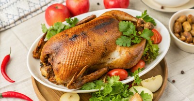 Фаршированная утка с яблоками и черносливом в духовке