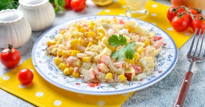 Салат с крабовыми палочками сыром и яблоком