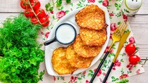 Картопляні деруни на сковороді з яйцем