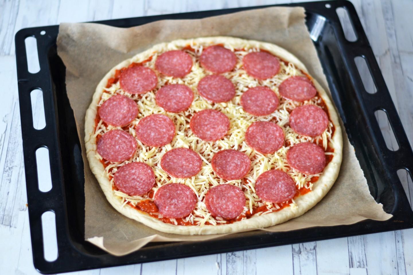 Ингредиенты для пиццы пепперони