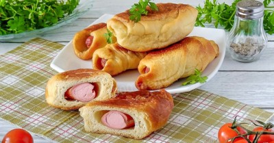 Сосиски в тесте в мультиварке в слоеном тесте