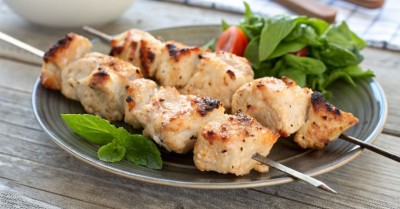 Шашлык из курицы на кефире на мангале