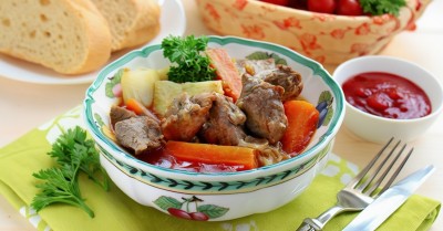 Утка в казане на плите