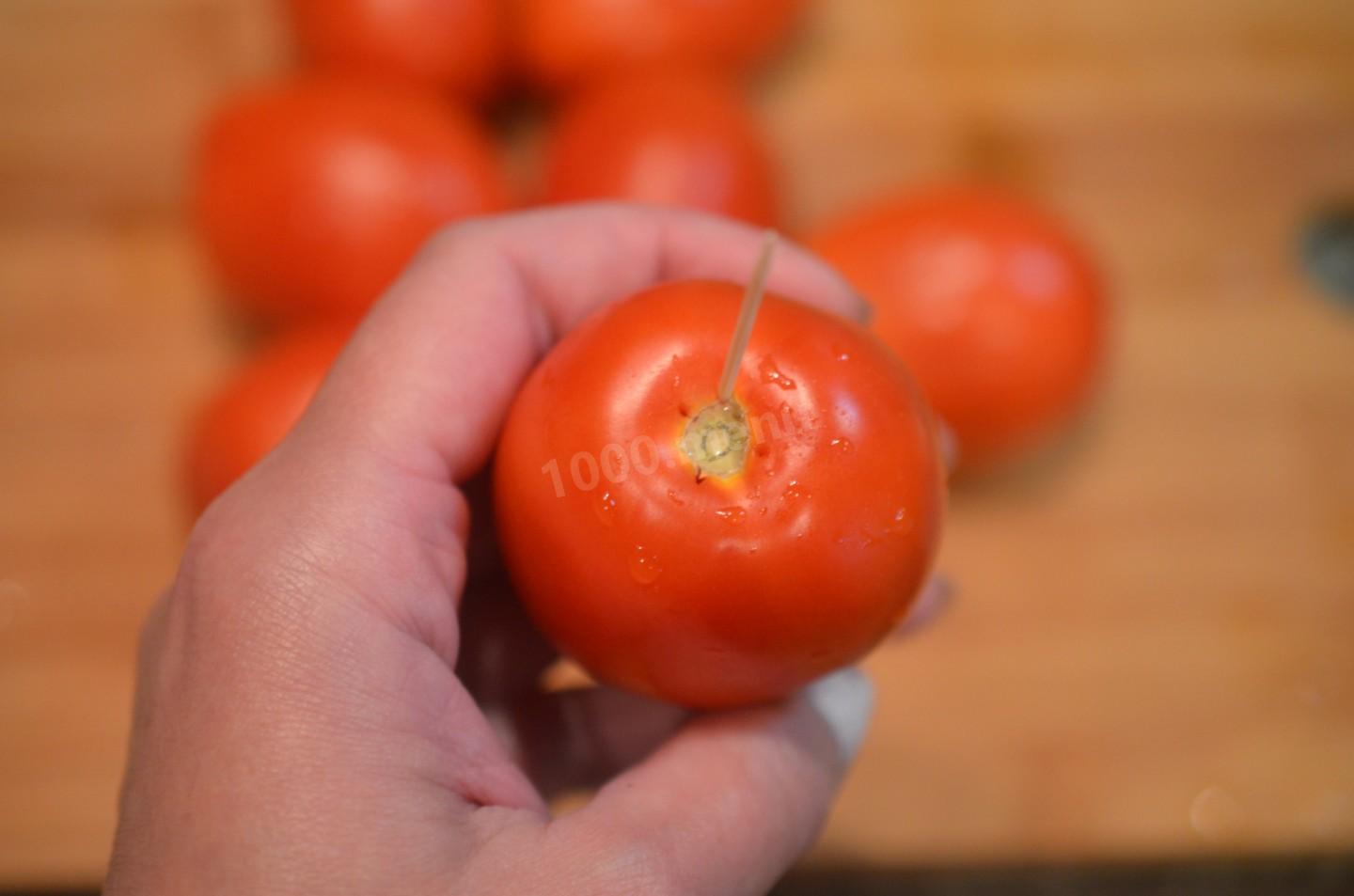 Кожура томатов. Плодоножка у помидора. Помидор без плодоножки. Помидоры проколоть. Кожура помидора.
