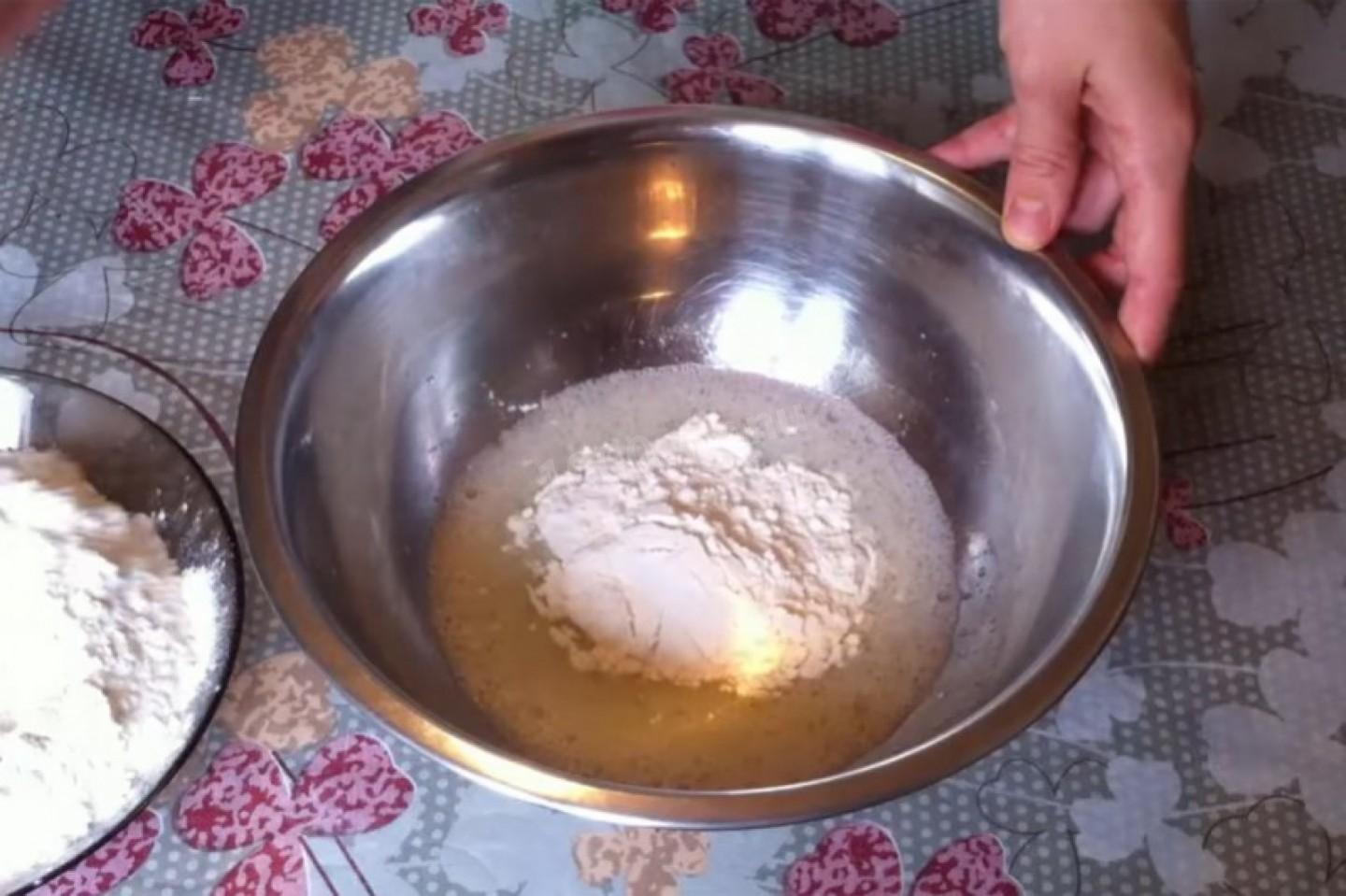 Замешиваем тесто на манты. Тесто для ленивых мантов. Как замесить тесто на манты с добавлением горячей воды. Нужно ли просеивать муку для теста на манты.