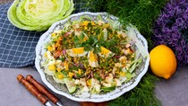 Салат з тунцем горошком яйцем і пекінською капустою