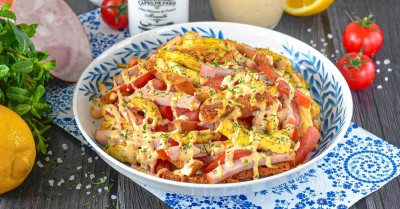 Салат Кармен с курицей и ветчиной сухариками