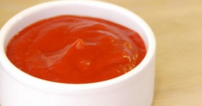 Кетчуп томатный на коричневом сахаре и пасте с гвоздикой