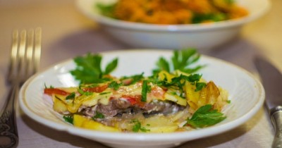 Свинина запеченная с картошкой в сметанно майонезном соусе