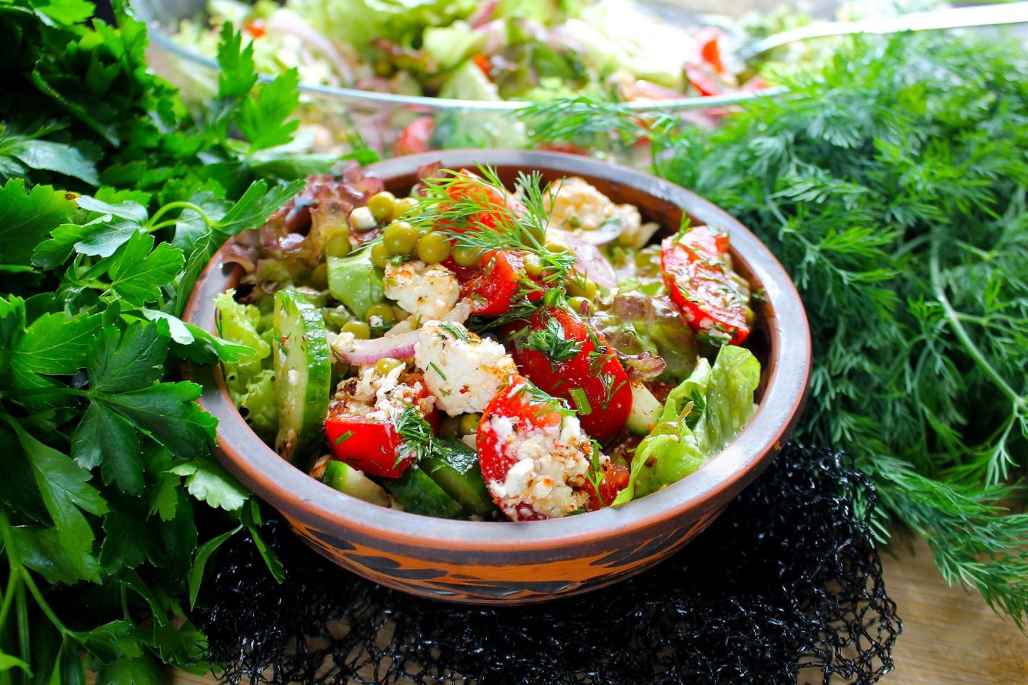 Как приготовить вкусный салат из овощей с брынзой