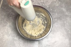 нежные ванильные капкейки рецепт. vanilnye kapkeiki s kremom 1624693188 2 min. нежные ванильные капкейки рецепт фото. нежные ванильные капкейки рецепт-vanilnye kapkeiki s kremom 1624693188 2 min. картинка нежные ванильные капкейки рецепт. картинка vanilnye kapkeiki s kremom 1624693188 2 min. Капкейки — это вкусное миниатюрное пирожное американского происхождения, которое готовится в тонкой пекарской бумаге или специальной форме. Мини-кексики бывают с начинкой и без нее, часто покрываются разнообразными кремами и глазурью. Это идеальный десерт для фуршетного стола, праздника в офисе, детского дня рождения и любого другого торжества. Теперь рассмотрим, как приготовить капкейки в домашних условиях, и приведем лучшие рецепты вкусных и красивых пирожных.