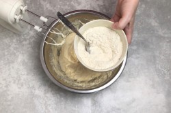 нежные ванильные капкейки рецепт. vanilnye kapkeiki s kremom 1624693189 5 min. нежные ванильные капкейки рецепт фото. нежные ванильные капкейки рецепт-vanilnye kapkeiki s kremom 1624693189 5 min. картинка нежные ванильные капкейки рецепт. картинка vanilnye kapkeiki s kremom 1624693189 5 min. Капкейки — это вкусное миниатюрное пирожное американского происхождения, которое готовится в тонкой пекарской бумаге или специальной форме. Мини-кексики бывают с начинкой и без нее, часто покрываются разнообразными кремами и глазурью. Это идеальный десерт для фуршетного стола, праздника в офисе, детского дня рождения и любого другого торжества. Теперь рассмотрим, как приготовить капкейки в домашних условиях, и приведем лучшие рецепты вкусных и красивых пирожных.