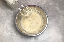 нежные ванильные капкейки рецепт. vanilnye kapkeiki s kremom 1624693190 7 min. нежные ванильные капкейки рецепт фото. нежные ванильные капкейки рецепт-vanilnye kapkeiki s kremom 1624693190 7 min. картинка нежные ванильные капкейки рецепт. картинка vanilnye kapkeiki s kremom 1624693190 7 min. Капкейки — это вкусное миниатюрное пирожное американского происхождения, которое готовится в тонкой пекарской бумаге или специальной форме. Мини-кексики бывают с начинкой и без нее, часто покрываются разнообразными кремами и глазурью. Это идеальный десерт для фуршетного стола, праздника в офисе, детского дня рождения и любого другого торжества. Теперь рассмотрим, как приготовить капкейки в домашних условиях, и приведем лучшие рецепты вкусных и красивых пирожных.