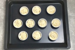 нежные ванильные капкейки рецепт. vanilnye kapkeiki s kremom 1624693191 8 min. нежные ванильные капкейки рецепт фото. нежные ванильные капкейки рецепт-vanilnye kapkeiki s kremom 1624693191 8 min. картинка нежные ванильные капкейки рецепт. картинка vanilnye kapkeiki s kremom 1624693191 8 min. Капкейки — это вкусное миниатюрное пирожное американского происхождения, которое готовится в тонкой пекарской бумаге или специальной форме. Мини-кексики бывают с начинкой и без нее, часто покрываются разнообразными кремами и глазурью. Это идеальный десерт для фуршетного стола, праздника в офисе, детского дня рождения и любого другого торжества. Теперь рассмотрим, как приготовить капкейки в домашних условиях, и приведем лучшие рецепты вкусных и красивых пирожных.