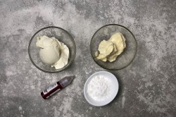 нежные ванильные капкейки рецепт. vanilnye kapkeiki s kremom 1624693192 10 min. нежные ванильные капкейки рецепт фото. нежные ванильные капкейки рецепт-vanilnye kapkeiki s kremom 1624693192 10 min. картинка нежные ванильные капкейки рецепт. картинка vanilnye kapkeiki s kremom 1624693192 10 min. Капкейки — это вкусное миниатюрное пирожное американского происхождения, которое готовится в тонкой пекарской бумаге или специальной форме. Мини-кексики бывают с начинкой и без нее, часто покрываются разнообразными кремами и глазурью. Это идеальный десерт для фуршетного стола, праздника в офисе, детского дня рождения и любого другого торжества. Теперь рассмотрим, как приготовить капкейки в домашних условиях, и приведем лучшие рецепты вкусных и красивых пирожных.