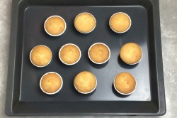 нежные ванильные капкейки рецепт. vanilnye kapkeiki s kremom 1624693192 9 min. нежные ванильные капкейки рецепт фото. нежные ванильные капкейки рецепт-vanilnye kapkeiki s kremom 1624693192 9 min. картинка нежные ванильные капкейки рецепт. картинка vanilnye kapkeiki s kremom 1624693192 9 min. Капкейки — это вкусное миниатюрное пирожное американского происхождения, которое готовится в тонкой пекарской бумаге или специальной форме. Мини-кексики бывают с начинкой и без нее, часто покрываются разнообразными кремами и глазурью. Это идеальный десерт для фуршетного стола, праздника в офисе, детского дня рождения и любого другого торжества. Теперь рассмотрим, как приготовить капкейки в домашних условиях, и приведем лучшие рецепты вкусных и красивых пирожных.