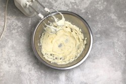 нежные ванильные капкейки рецепт. vanilnye kapkeiki s kremom 1624693193 11 min. нежные ванильные капкейки рецепт фото. нежные ванильные капкейки рецепт-vanilnye kapkeiki s kremom 1624693193 11 min. картинка нежные ванильные капкейки рецепт. картинка vanilnye kapkeiki s kremom 1624693193 11 min. Капкейки — это вкусное миниатюрное пирожное американского происхождения, которое готовится в тонкой пекарской бумаге или специальной форме. Мини-кексики бывают с начинкой и без нее, часто покрываются разнообразными кремами и глазурью. Это идеальный десерт для фуршетного стола, праздника в офисе, детского дня рождения и любого другого торжества. Теперь рассмотрим, как приготовить капкейки в домашних условиях, и приведем лучшие рецепты вкусных и красивых пирожных.