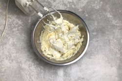нежные ванильные капкейки рецепт. vanilnye kapkeiki s kremom 1624693193 12 min. нежные ванильные капкейки рецепт фото. нежные ванильные капкейки рецепт-vanilnye kapkeiki s kremom 1624693193 12 min. картинка нежные ванильные капкейки рецепт. картинка vanilnye kapkeiki s kremom 1624693193 12 min. Капкейки — это вкусное миниатюрное пирожное американского происхождения, которое готовится в тонкой пекарской бумаге или специальной форме. Мини-кексики бывают с начинкой и без нее, часто покрываются разнообразными кремами и глазурью. Это идеальный десерт для фуршетного стола, праздника в офисе, детского дня рождения и любого другого торжества. Теперь рассмотрим, как приготовить капкейки в домашних условиях, и приведем лучшие рецепты вкусных и красивых пирожных.