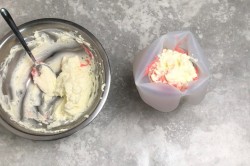 нежные ванильные капкейки рецепт. vanilnye kapkeiki s kremom 1624693195 15 min. нежные ванильные капкейки рецепт фото. нежные ванильные капкейки рецепт-vanilnye kapkeiki s kremom 1624693195 15 min. картинка нежные ванильные капкейки рецепт. картинка vanilnye kapkeiki s kremom 1624693195 15 min. Капкейки — это вкусное миниатюрное пирожное американского происхождения, которое готовится в тонкой пекарской бумаге или специальной форме. Мини-кексики бывают с начинкой и без нее, часто покрываются разнообразными кремами и глазурью. Это идеальный десерт для фуршетного стола, праздника в офисе, детского дня рождения и любого другого торжества. Теперь рассмотрим, как приготовить капкейки в домашних условиях, и приведем лучшие рецепты вкусных и красивых пирожных.