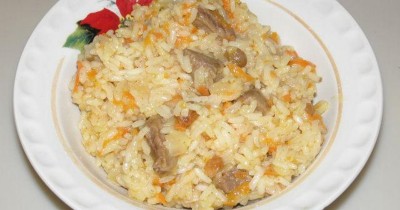 Плов говяжий с изюмом на сковороде