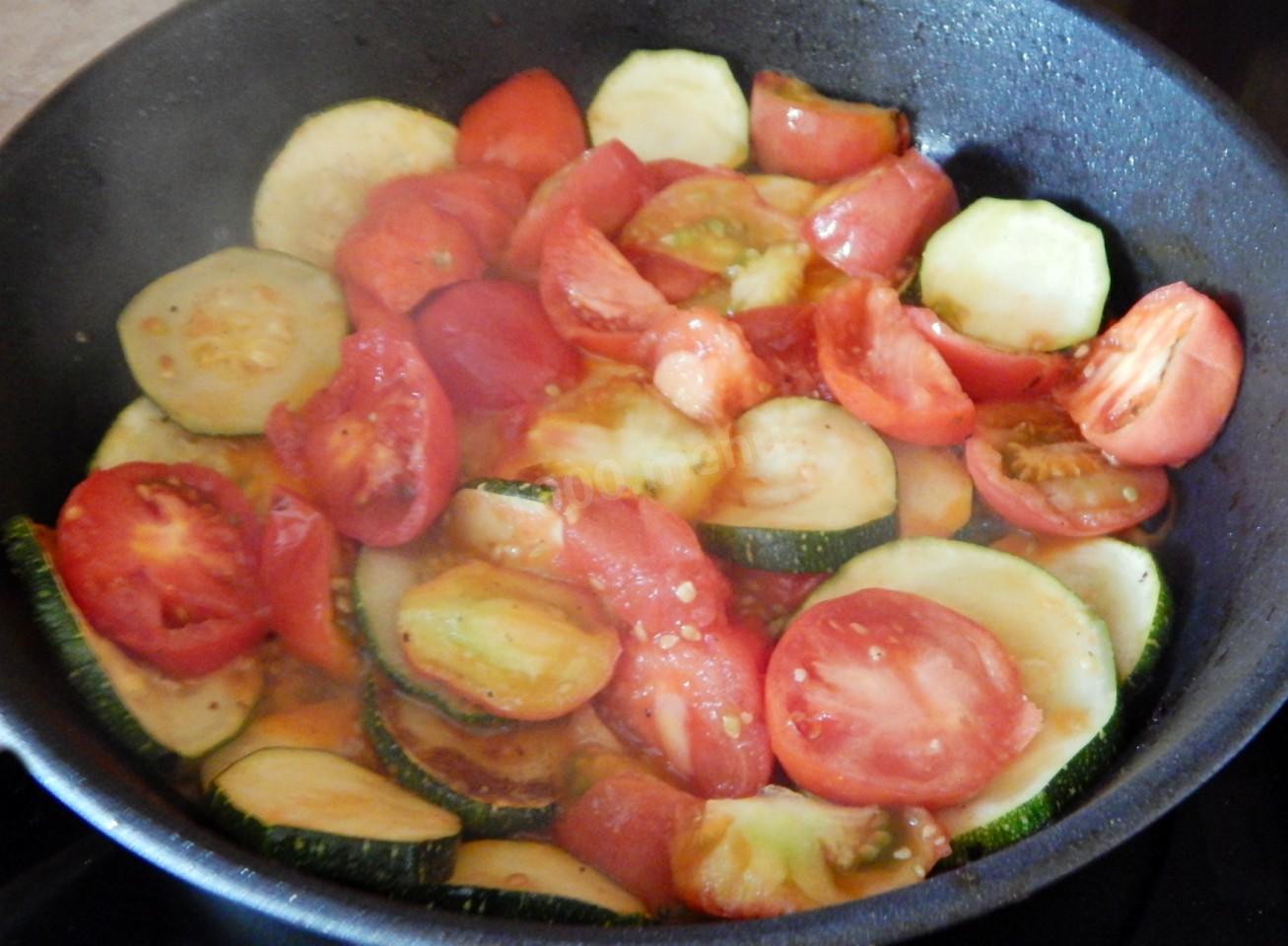 Кабачки жареные на сковороде с помидорами
