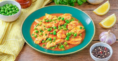 Курица с зеленым горошком