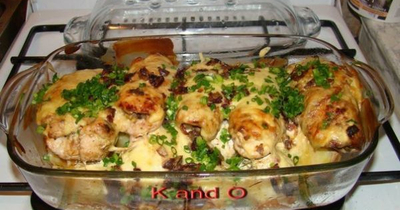 Запечёный картофель с грибами и курицей в сыре и сливках