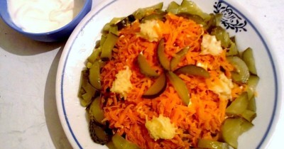 Салат Обжорка маринованные огурцы курица