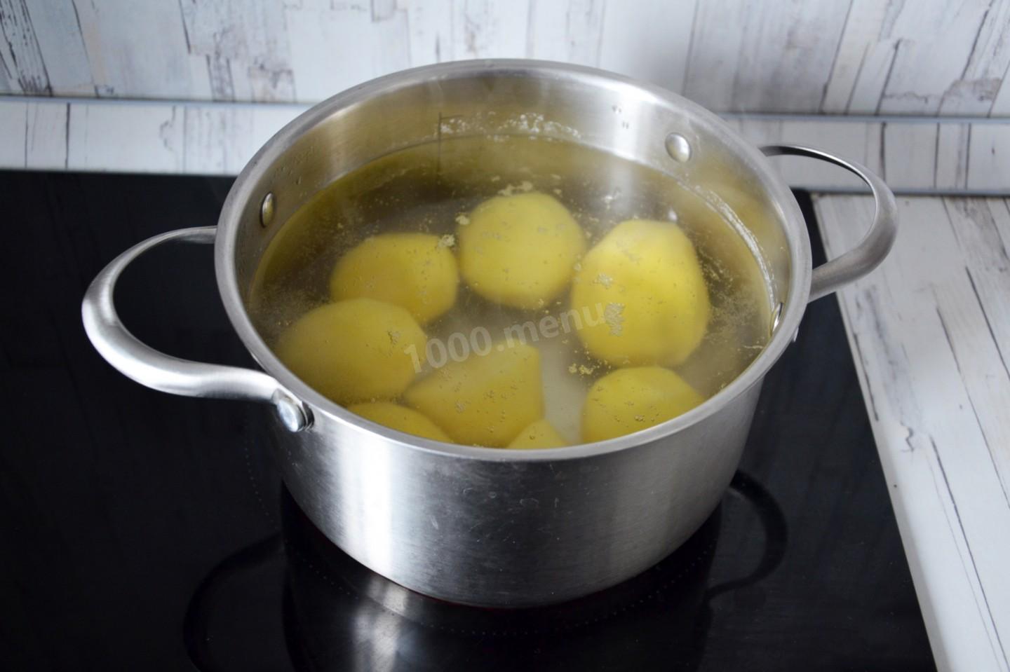 Картошка с водой в кастрюле. Картошка в кастрюле. Картошка в масле в кастрюле. Картофельная вода. Картошка варится в кастрюльке.