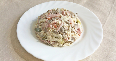 Салат ветчиной куриным филе, грибами и солеными огурцами