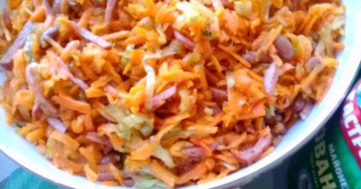 Салат с красной фасолью, огурцами и копченой колбасой