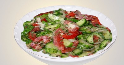 Салат из огурцов, помидоров и сметаны с зеленым луком