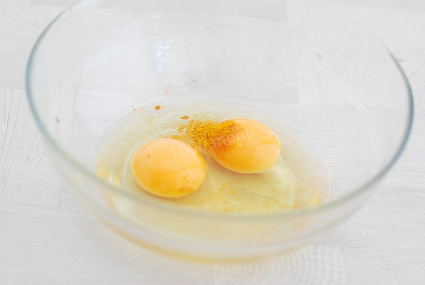 3 яйца 150 г. Яркий желток придает тесту красивый цв.
