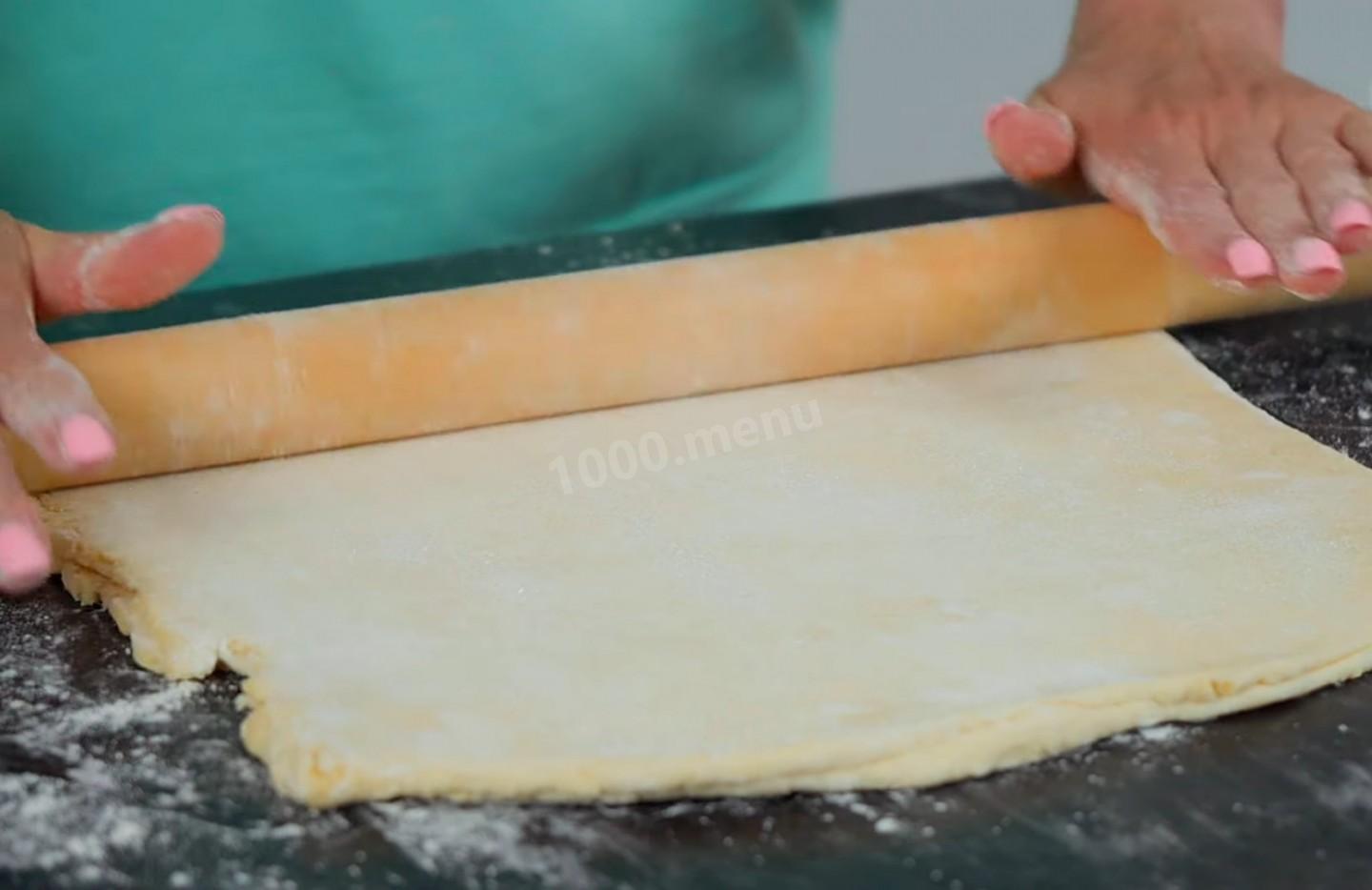Слоеное тесто нужно раскатывать. Приготовление слоеного печенья. Язычки из слоеного теста с сахаром в духовке. Как раскатывать слоеное тесто. Надо ли раскатывать слоеное на пиццу.