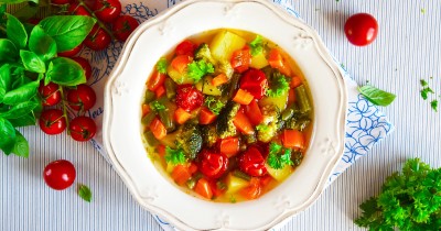Суп овощной на мясном бульоне с фасолью и помидорами