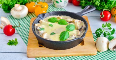 Жульен с грибами на сковороде со сметаной классический