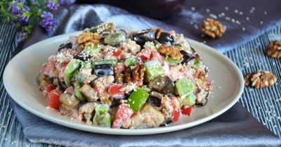 Салат из баклажанов с кунжутом, перцем и грецкими орехами