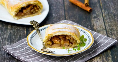 Штрудель с яблоками и грецкими орехами из слоеного теста