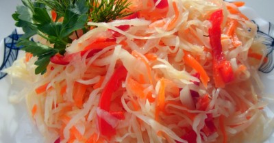 Суточная капуста с морковью чесноком и уксусом