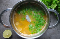 Пошаговый рецепт том яма. tom yam klassicheskii v domashnix. Пошаговый рецепт том яма фото. Пошаговый рецепт том яма-tom yam klassicheskii v domashnix. картинка Пошаговый рецепт том яма. картинка tom yam klassicheskii v domashnix. Суп Том-ям вполне заслужено считается одной из гастрономических «фишек» Таиланда. Любой турист должен его отведать, чтобы в полной мере ощутить колорит этой азиатской страны. Отличительной особенностью этого первого блюда является его острота в сочетании с нежным сливочным вкусом. Есть множество вариаций рецепта приготовления супа том-ям, каждая хозяйка выбирает ту, которая ей и ее семье больше по душе.