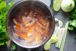 Пошаговый рецепт том яма. tom yam klassicheskii v domashnix. Пошаговый рецепт том яма фото. Пошаговый рецепт том яма-tom yam klassicheskii v domashnix. картинка Пошаговый рецепт том яма. картинка tom yam klassicheskii v domashnix. Суп Том-ям вполне заслужено считается одной из гастрономических «фишек» Таиланда. Любой турист должен его отведать, чтобы в полной мере ощутить колорит этой азиатской страны. Отличительной особенностью этого первого блюда является его острота в сочетании с нежным сливочным вкусом. Есть множество вариаций рецепта приготовления супа том-ям, каждая хозяйка выбирает ту, которая ей и ее семье больше по душе.