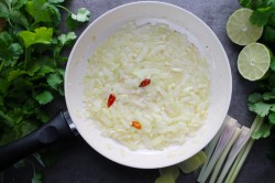 Пошаговый рецепт том яма. tom yam klassicheskii v domashnix. Пошаговый рецепт том яма фото. Пошаговый рецепт том яма-tom yam klassicheskii v domashnix. картинка Пошаговый рецепт том яма. картинка tom yam klassicheskii v domashnix. Суп Том-ям вполне заслужено считается одной из гастрономических «фишек» Таиланда. Любой турист должен его отведать, чтобы в полной мере ощутить колорит этой азиатской страны. Отличительной особенностью этого первого блюда является его острота в сочетании с нежным сливочным вкусом. Есть множество вариаций рецепта приготовления супа том-ям, каждая хозяйка выбирает ту, которая ей и ее семье больше по душе.